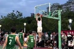 野球場上暴扣滑翔！矣進宏曬視頻：氛圍太棒，珍惜當下