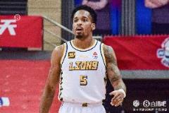 狀態(tài)炸裂！巴里-布朗首節(jié)高效輸出15分2板2助壓哨命中關(guān)鍵拋投