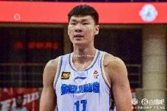 范子銘半場(chǎng)表現(xiàn)低迷：6投2中得4分，2失誤3犯規(guī)正負(fù)值-7