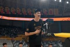 他值得！胡金秋真情發(fā)言，廣廈球迷熱情回應(yīng)喊出“MVP”