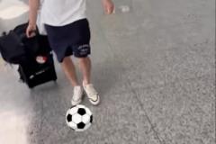 周琦隨隊(duì)赴貴港曬踢球視頻，給孫銘徽來(lái)個(gè)足球互動(dòng)