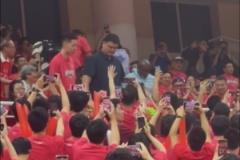 姚明、莫布里與朱俊龍現(xiàn)場(chǎng)觀看上交VS太理8強(qiáng)戰(zhàn)