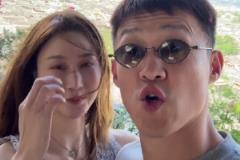 周鵬曬旅游照與妻子共度美好時(shí)光：麗江大風(fēng)吹