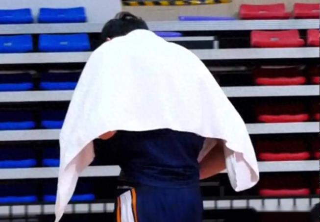 四川全運(yùn)橫掃新疆！周琦胡金秋狂砍48分，孫銘徽關(guān)鍵作用，新疆四人高效得分