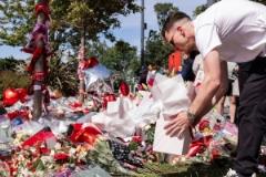 利物浦社媒：羅伯遜攜鮮花前往安菲爾德悼念若塔兄弟