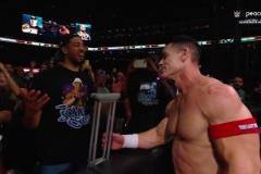 在WWE也能助攻約翰-塞納順走哈利拐杖，痛擊對手拐都打彎