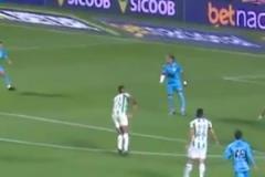 罕見暴怒！爭頂時裁判吹罰了內(nèi)馬爾犯規(guī)，內(nèi)馬爾瞬間暴怒駁斥