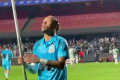 這里是我的地盤(pán)！現(xiàn)場(chǎng)直拍內(nèi)馬爾高舉角旗桿！