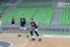 東契奇在斯洛文尼亞隊(duì)內(nèi)訓(xùn)練，身材看著似乎修長了很多