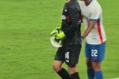 王大雷妻子發(fā)文談“丟袖標”風波：丟的是責任，這一次我站你對面