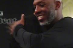 巴特勒踢足球??這腳法啥水平？