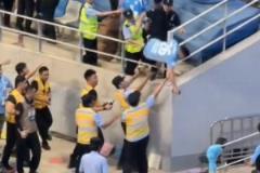 嚇人！網(wǎng)傳毛偉杰粉絲對面大連球迷罵偶像，激情之下掉下看臺