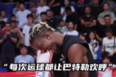 比賽結束后，盧卡無法進入他的新車，這讓他很惱火...