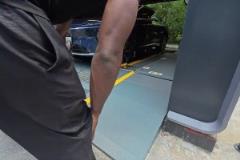 讓FMVP開開眼界！王子星帶杰倫-布朗看中國新能源車如何換電