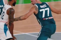 玩的全是心機(jī)啊東契奇示意手被夾，抽回后立馬借機(jī)突破取分~