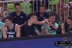 隊(duì)霸實(shí)錘東契奇在板凳席上竟“大打出手”“手刃隊(duì)友”