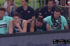 看著真生氣了？東契奇替補(bǔ)席“手刀”隊(duì)友