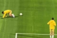 帥不過三秒！帕雷德斯秀漂亮停球后摔了個狗啃泥