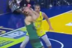 進(jìn)攻中鋒拿球砸自己臉，裁判吹了防守犯規(guī)，防守球員都懵逼了