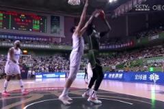 高塔對決！2米16周琦正面無情大帽2米28法爾