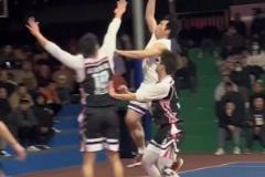 手真大控球穩(wěn)！崔永熙老爸現(xiàn)今打野球賽有多牛？