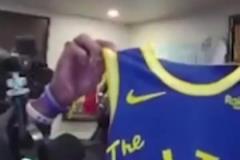 價(jià)值多少錢？歐文在直播間曬出自己收藏的球衣，包括一件庫里親簽