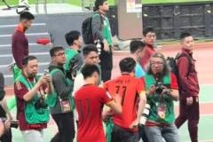 親和力！王鈺棟謝場(chǎng)給球迷簽名！