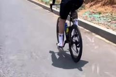 網(wǎng)友：王大雷，把你自行車丟了行不行