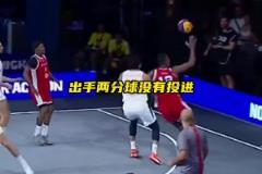 場上聽起來像有十幾個人在打球...