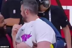 樂福:你都不喜歡跟我打球。還過來干嘛！老巴:他們給的太多了