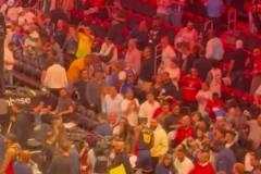 熱火主場(chǎng)球迷，對(duì)巴特勒賽后的這一系列舉動(dòng)相當(dāng)不滿意啊