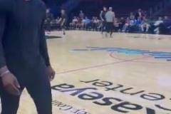 其他人呢？賽前巴特勒與樂福進行了擁抱交流~