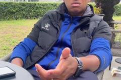 氣氛拉滿！蓮花體育場外大批球迷高舉國旗為國足加油