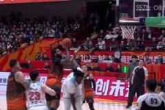 NBA級(jí)別的對(duì)抗！克里斯滯空正面頂飛哈雷爾 強(qiáng)硬打板上籃命中