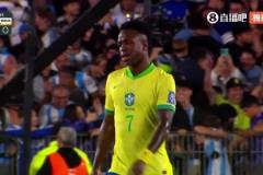 巴西連送兩球后，維尼修斯十分失望地?fù)u了搖頭