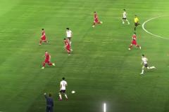 王大雷黃油手致丟球，張玉寧上前安慰