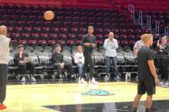 巴特勒和阿德巴約球場兩側(cè)熱身！熱記唏噓：他們現(xiàn)在是對手了