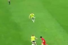 初生牛犢！現(xiàn)場視角看王鈺棟面對澳大利亞上演穿襠過人