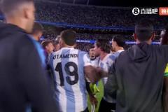 南美火氣真大！中場時維尼修斯又去找大馬丁深度溝通了