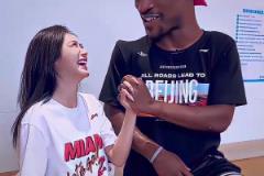 巴特勒中國(guó)行 美娜送上土味情話并十指交扣