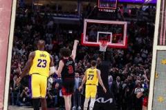 又來一幅世界名畫！詹姆斯&東契奇目送基迪超遠三分絕殺??！