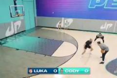 網(wǎng)紅球手挑戰(zhàn)東契奇，真的是像打小學(xué)生一樣