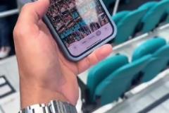 這老哥是真激動(dòng)！和梅西合影后球迷手拿手機(jī)一直顫抖