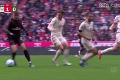 拜仁被扳平！戴爾金玟哉協(xié)防不同步，圣保利球員輕松包抄破門