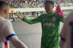 卡扎爾絕殺后激動和球迷互動，王大雷抱住秀外語