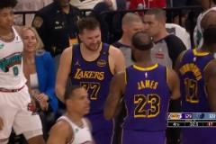 賺了賺了！東契奇從灰熊女助教懷里起身時，笑的很開心啊