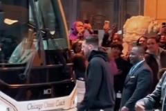 球迷在酒店蹲守東契奇 原來77穿衣服也不愛撕標簽啊