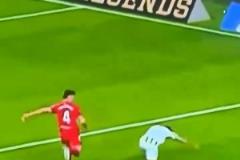 有絲絲熟悉！安東尼秀踩單車(chē)后趟球向前，結(jié)果自己踉蹌倒地