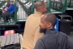 交易東契奇！獨(dú)行俠球迷當(dāng)著哈里森的面，對(duì)他高喊：“Fire Nico”