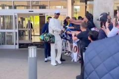 巴特勒在賽前簽了庫里的球衣。真英雄惺惺相惜